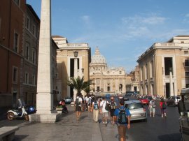 in cammino su Via
della Conciliazione a
Roma - San Pietro
(14655 bytes)
